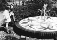 1957: Rundbrunnen im Brunnengarten